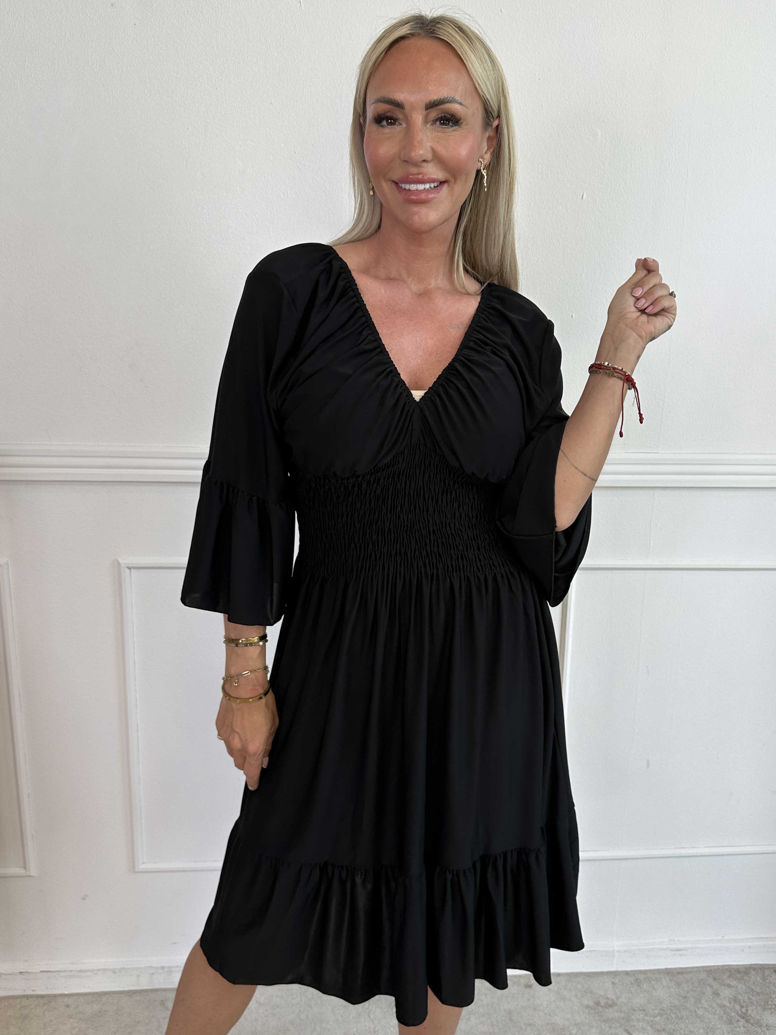 Flora Plain - Elastisk ensfarvet kjole med smock og flæse på ærmet